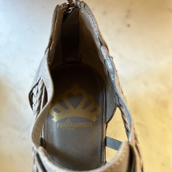 Fergalicious taupe gray criss cross booties size 7 like new - Picture 5 of 5